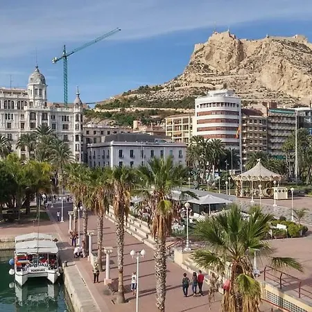 Amplio, Luminoso Y Centrico. Decoracion Cuidada. Alicante